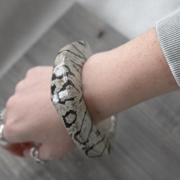 Vintage KJL Kenneth Jay Lane Bangle Bracelet Chunky Snakeskin Black White 1980s - Picture 12 of 12
